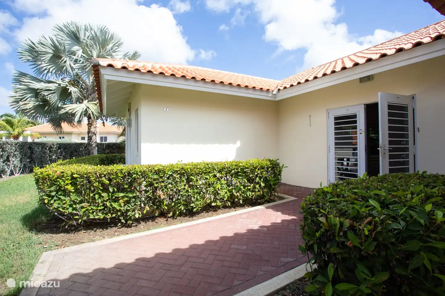 Eingang zur Villa und zum Vorgarten