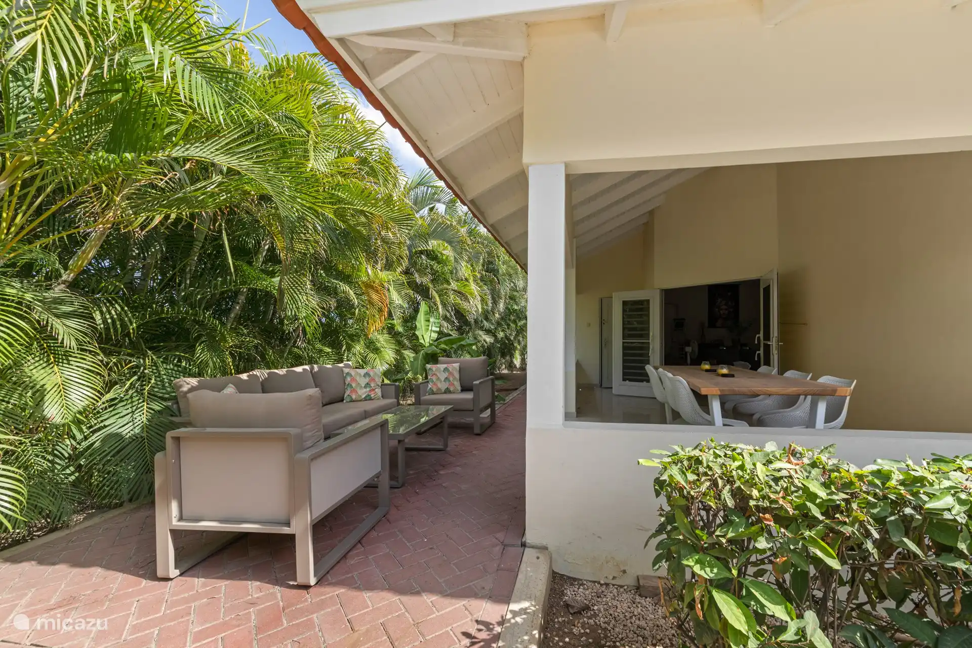 Schattige Terrasse mit bequemem Outdoor-Sofa