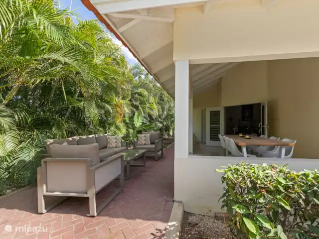 Residencias Jalousie en Curazao, Banda Arriba (este), Jan Sofat - bungaló Terraza sombreada con cómodo sofá al aire libre.