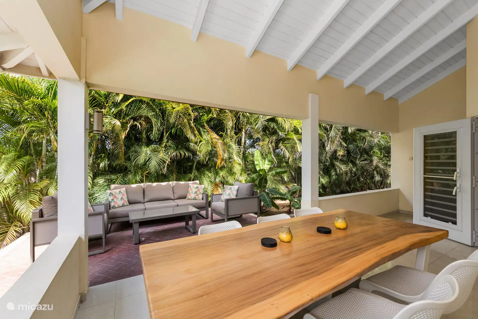 Schattige Terrasse mit bequemem Outdoor-Sofa