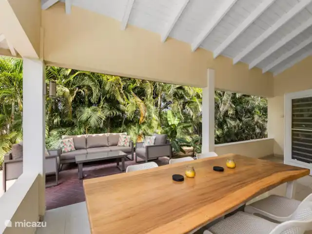 Residencias Jalousie en Curazao, Banda Arriba (este), Jan Sofat - bungaló Terraza sombreada con cómodo sofá al aire libre.