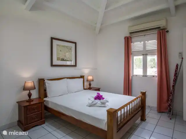 Station balnéaire de la baie de Piscadera 39 | Curaçao, Curaçao-Centre, Piscadera - bungalow Chambre parentale avec salle de bain attenante et vue mer