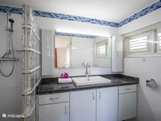 Station balnéaire de la baie de Piscadera 39 | Curaçao, Curaçao-Centre, Piscadera - bungalow Salle de bain chambre parentale