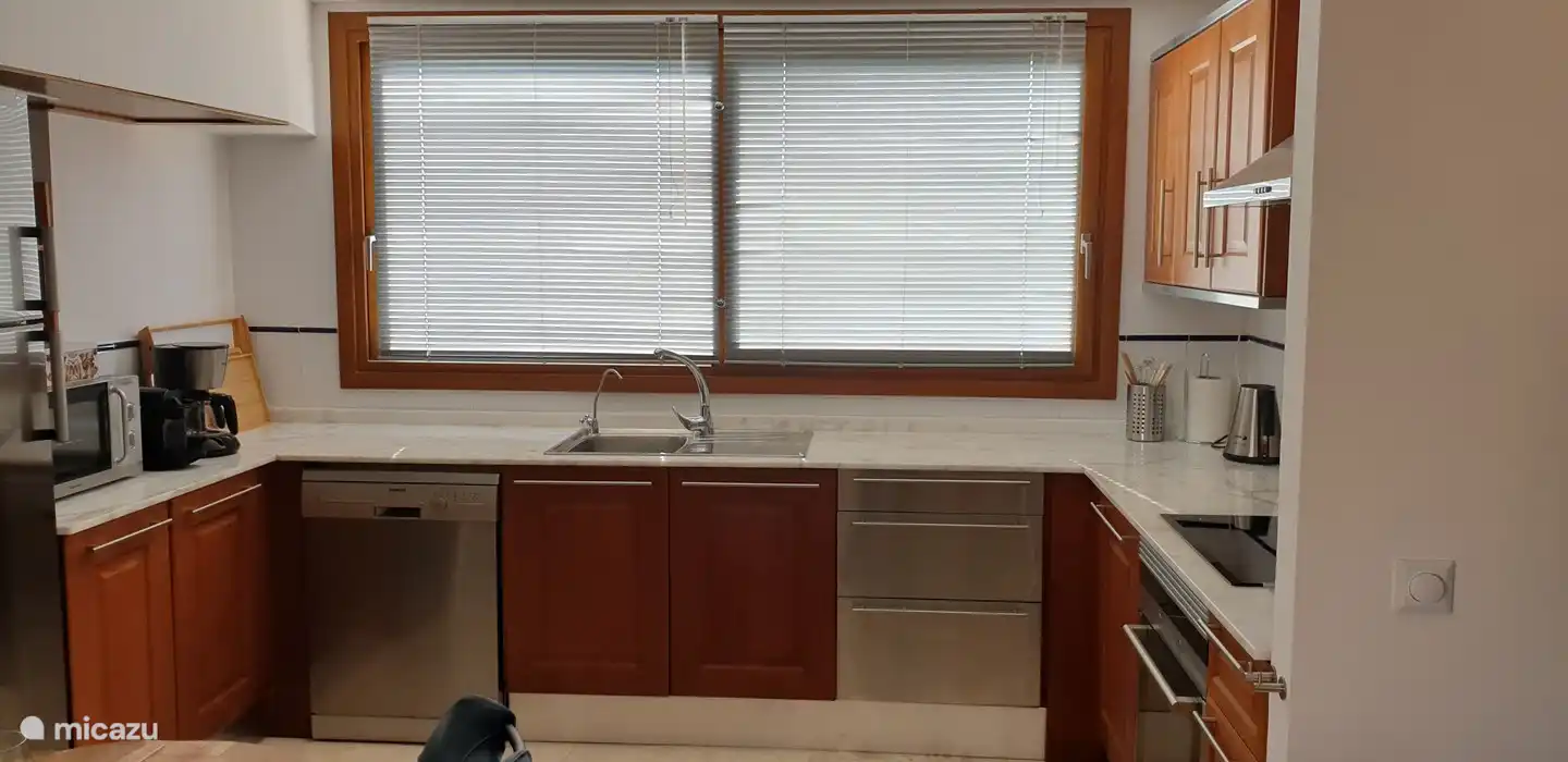 Cuisine avec vue sur le parc. Aussi de l’eau filtrée.