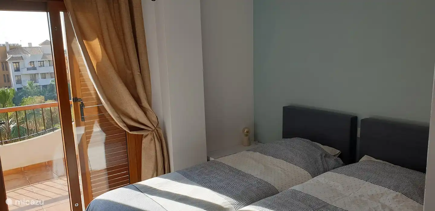 Chambre 1 avec lits à sommier tapissier séparés, ceux-ci peuvent être placés séparément ou ensemble. Aussi une armoire et un accès au balcon.