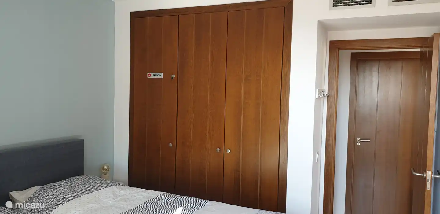 Chambre 1 avec penderie.