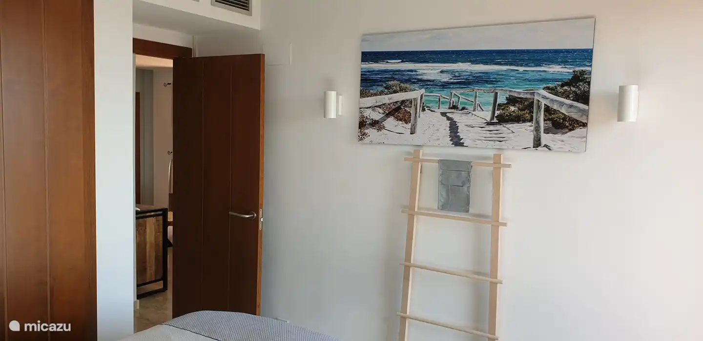 Chambre 1. Support pour suspendre les vêtements.