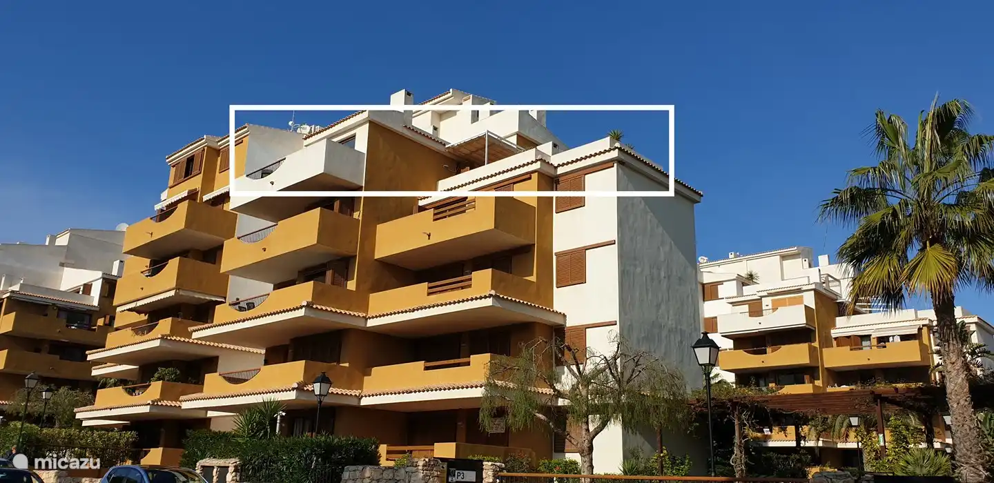 L’appartement est au dernier étage avec un balcon et une terrasse.