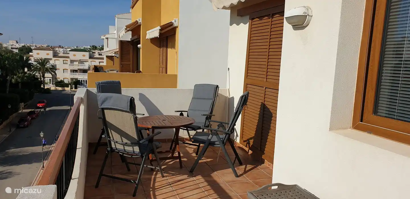 Profitez du balcon au soleil de l’après-midi. Aussi un parasol pour l’ombre nécessaire.