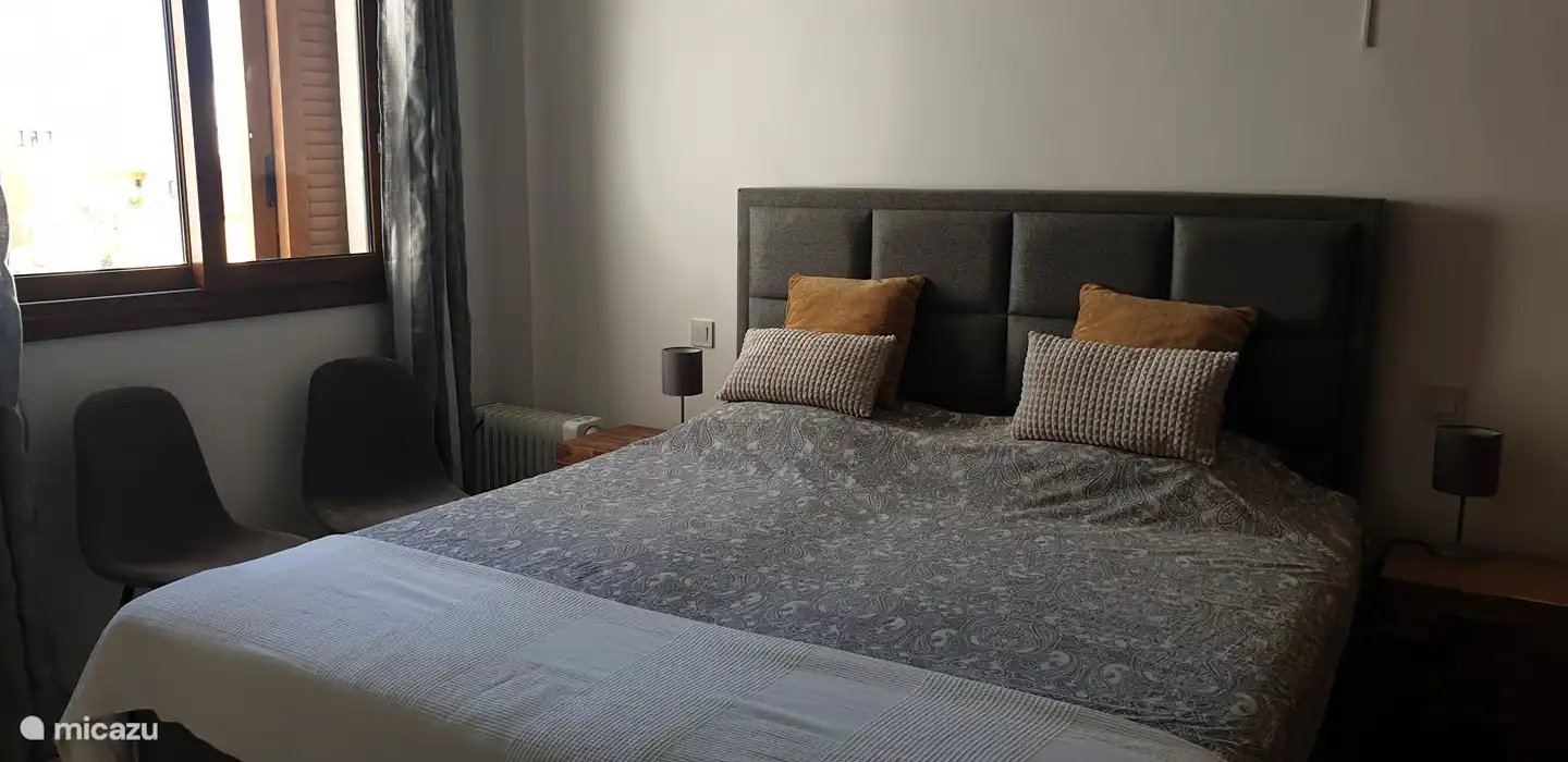 Chambre 2 avec un lit à sommier tapissier pour 2 personnes.