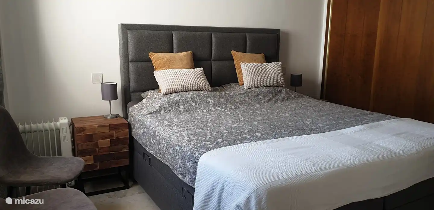 Chambre 2 avec un lit à sommier tapissier pour 2 personnes.