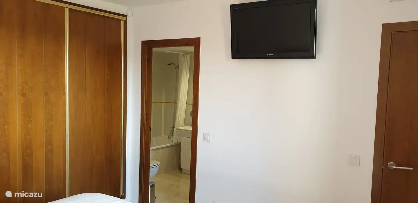 Chambre 2 avec salle de bain en suite.