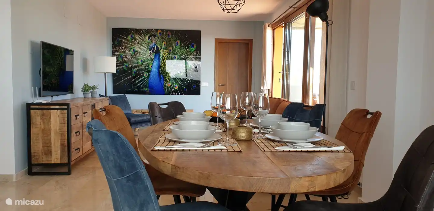 Salon et salle à manger confortables.