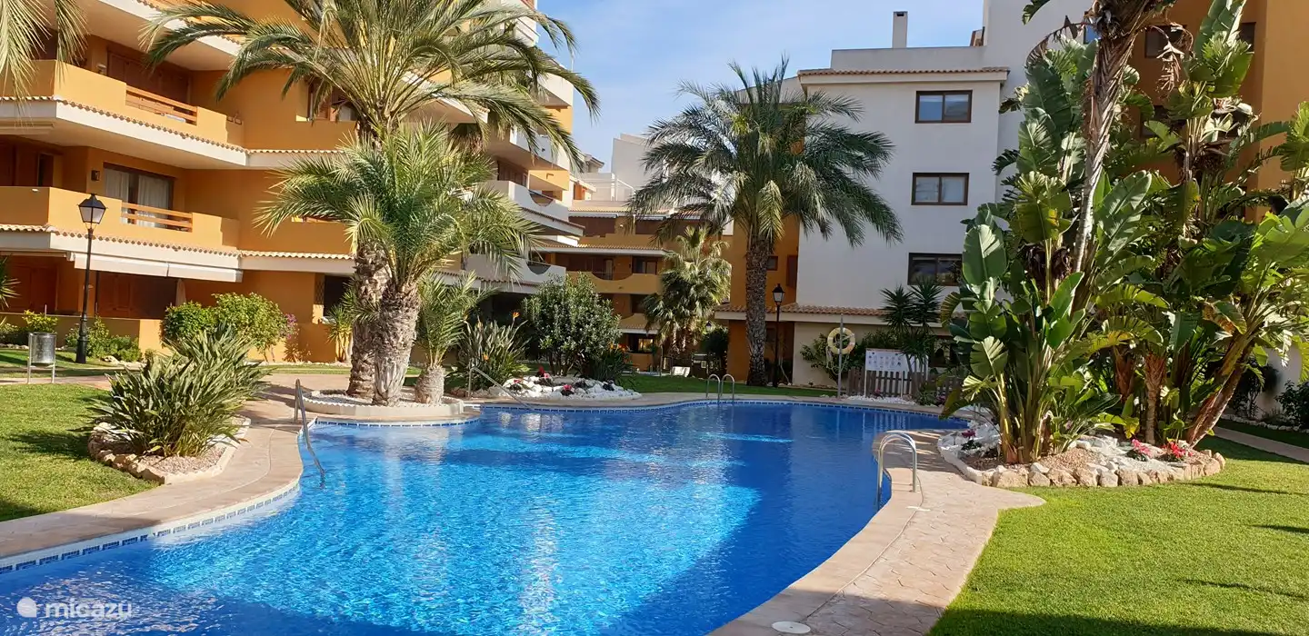 1 des 3 piscines est située au centre.