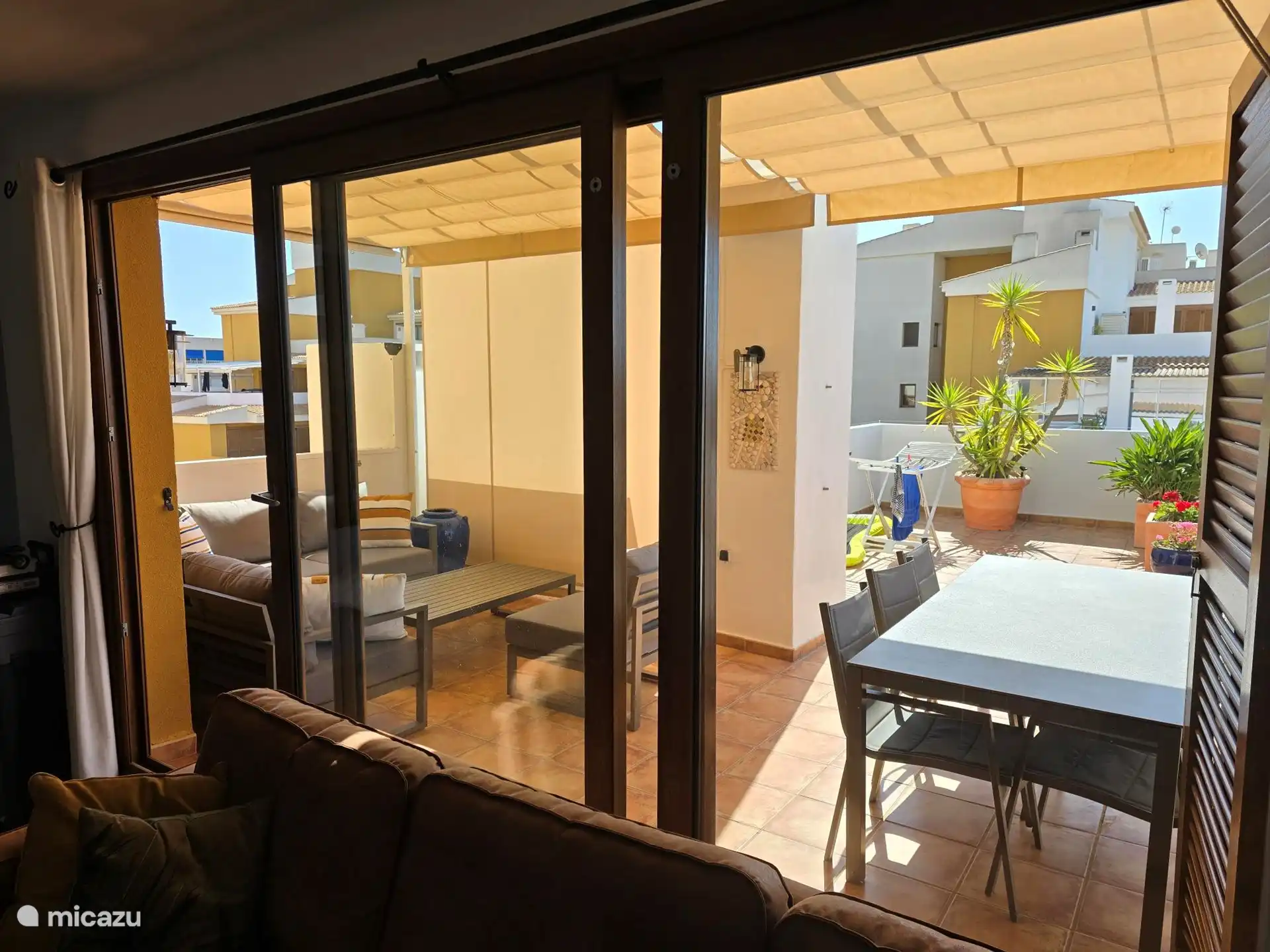 La grande terrasse avec salon et table à manger et la possibilité de bronzer. Aussi un 'toldo' pour l’ombre nécessaire.