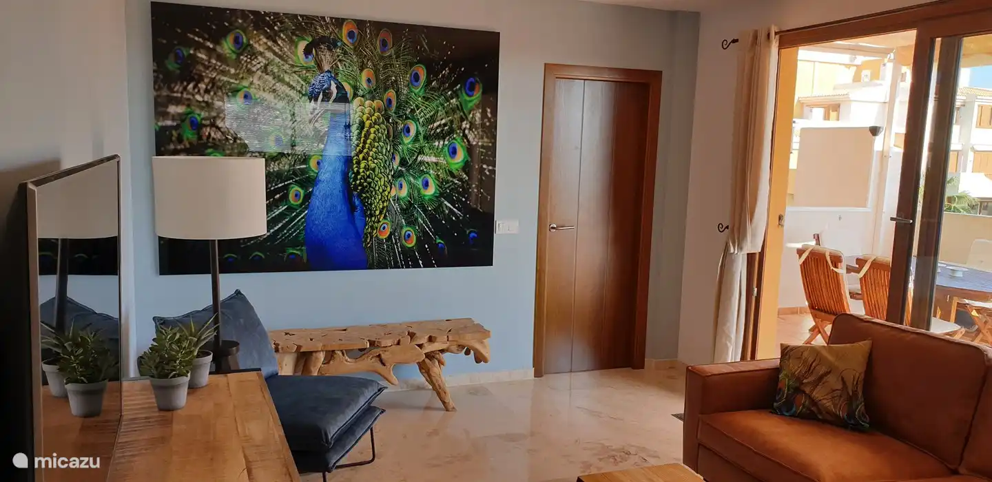 Accès à l’entrée de l’appartement. Dans l’entrée, il y a un placard avec divers attributs de plage et de sport. Y compris plusieurs glacières.