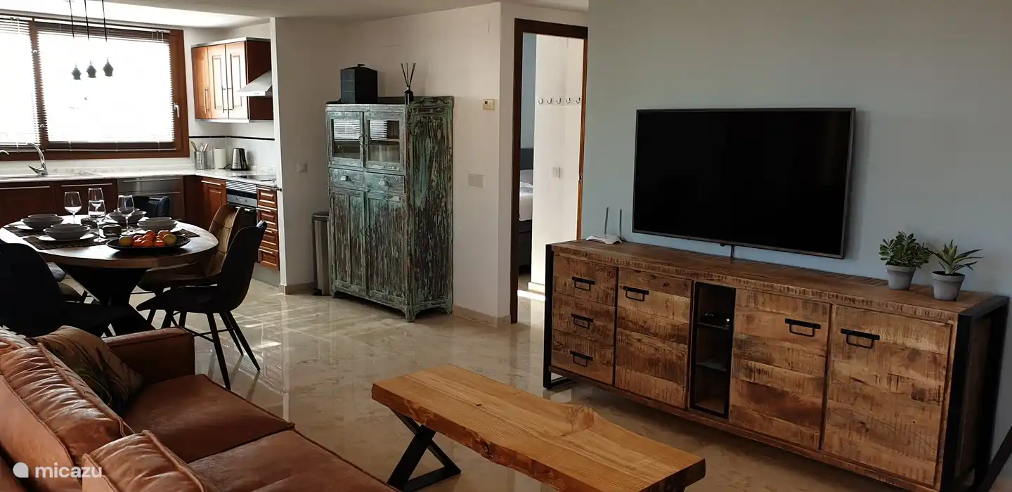 Espace de vie avec accès aux salles de bains et aux chambres.