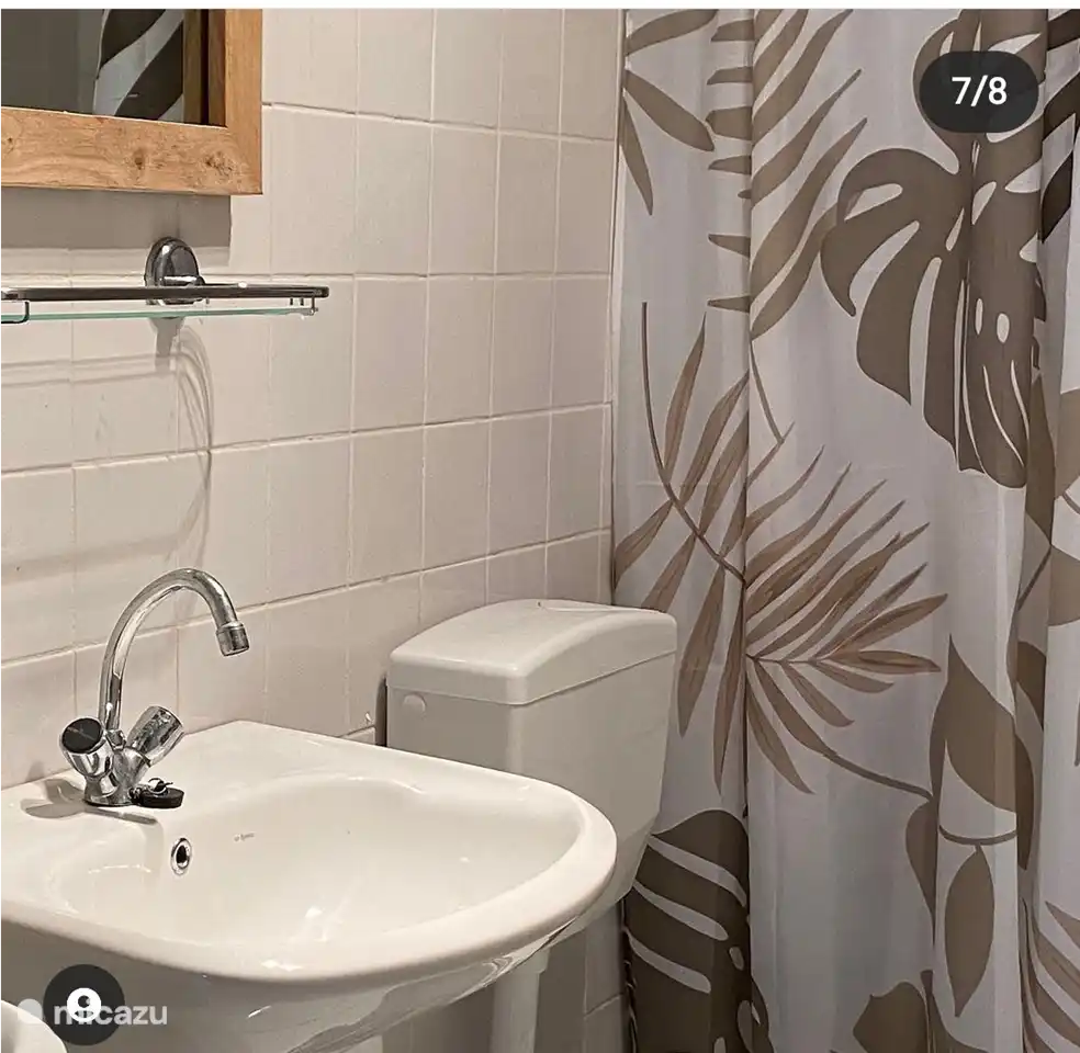 cuarto de baño con ducha, inodoro y lavabo doble