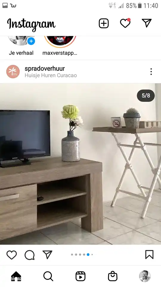 aparador con conexión de TV chromecast