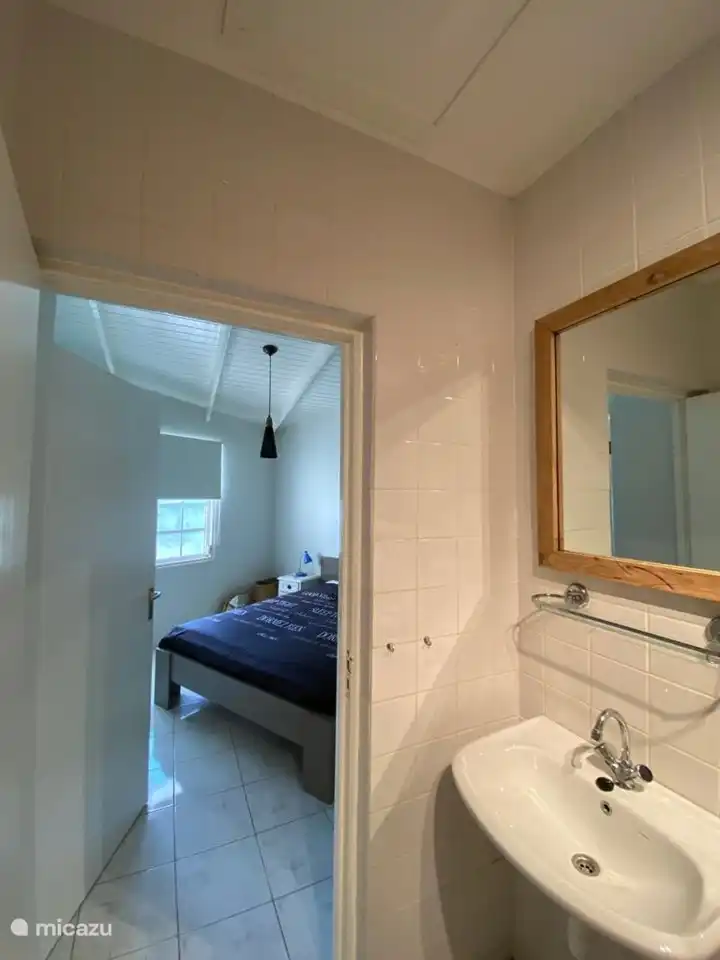 acceso al baño desde el dormitorio