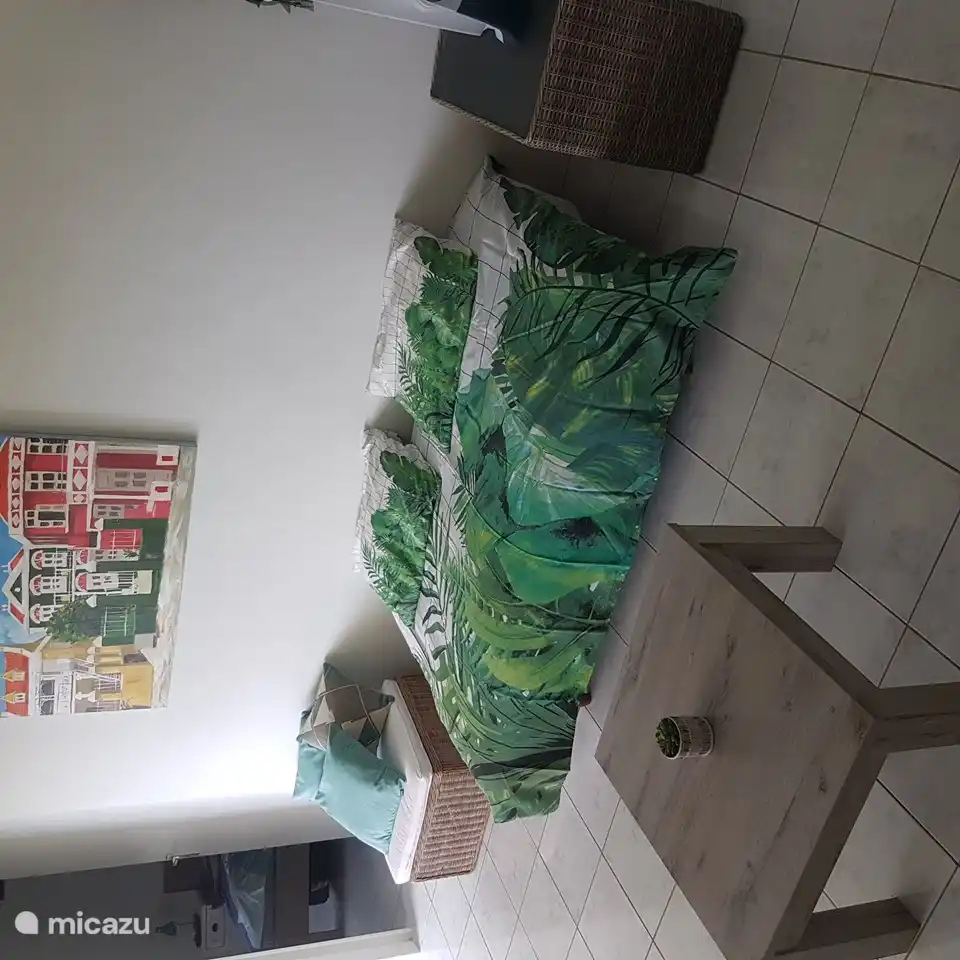 Sofá cama hecho de sofá cama, posiblemente para 2 niños de hasta 125 cm de altura..