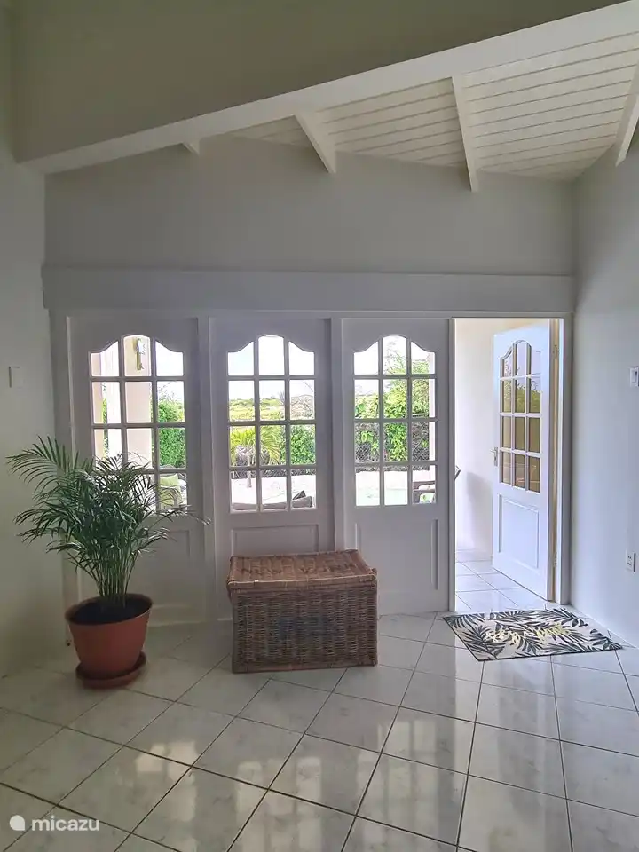 salón con vistas al porche