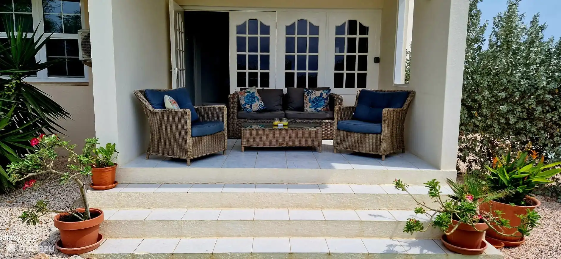 encantador en el porche