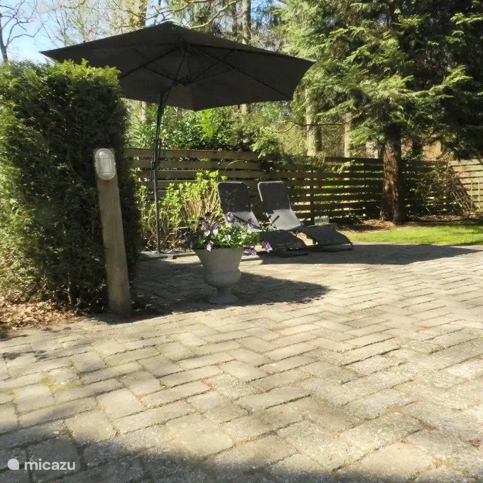 Liegestühle und Sonnenschirm vorhanden