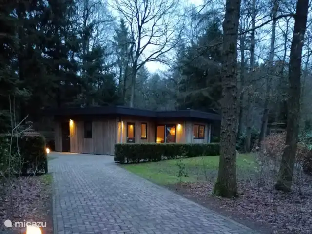 casa vacacional en Países Bajos, Drente, Norg – Heerlyk Boshuys Norg iluminación exterior automática