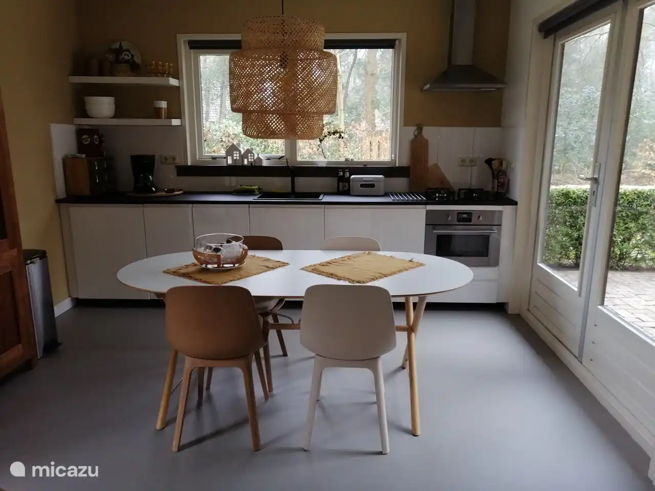 Küche mit Mikrowelle und Geschirrspüler