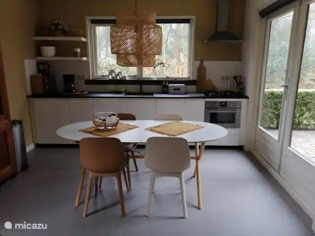 casa vacacional en Países Bajos, Drente, Norg – Heerlyk Boshuys Norg Cocina con microondas combi y lavavajillas