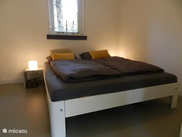 casa vacacional en Países Bajos, Drente, Norg – Heerlyk Boshuys Norg dormitorio con una cama doble
