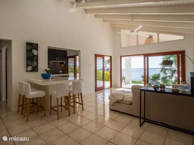 My Sunny Place | Curaçao, Banda Abou (ouest), Cas Abao - villa Salon avec table à manger haute et grandes portes coulissantes.