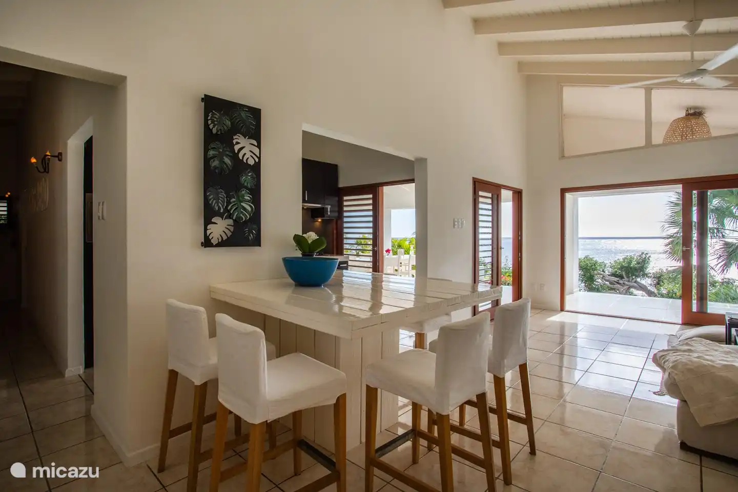 Hoher Esstisch neben der Küche.