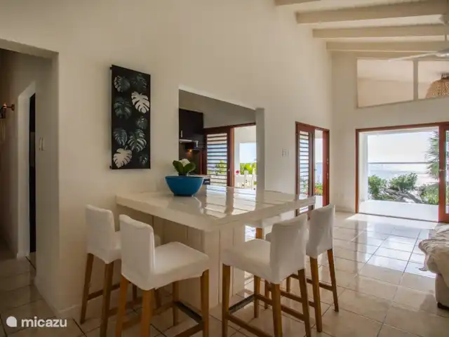 My Sunny Place | Curaçao, Banda Abou (ouest), Cas Abao - villa Table haute à côté de la cuisine.