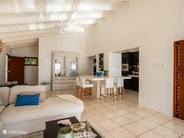 My Sunny Place | Curaçao, Banda Abou (ouest), Cas Abao - villa Salon et en plein milieu la cuisine.