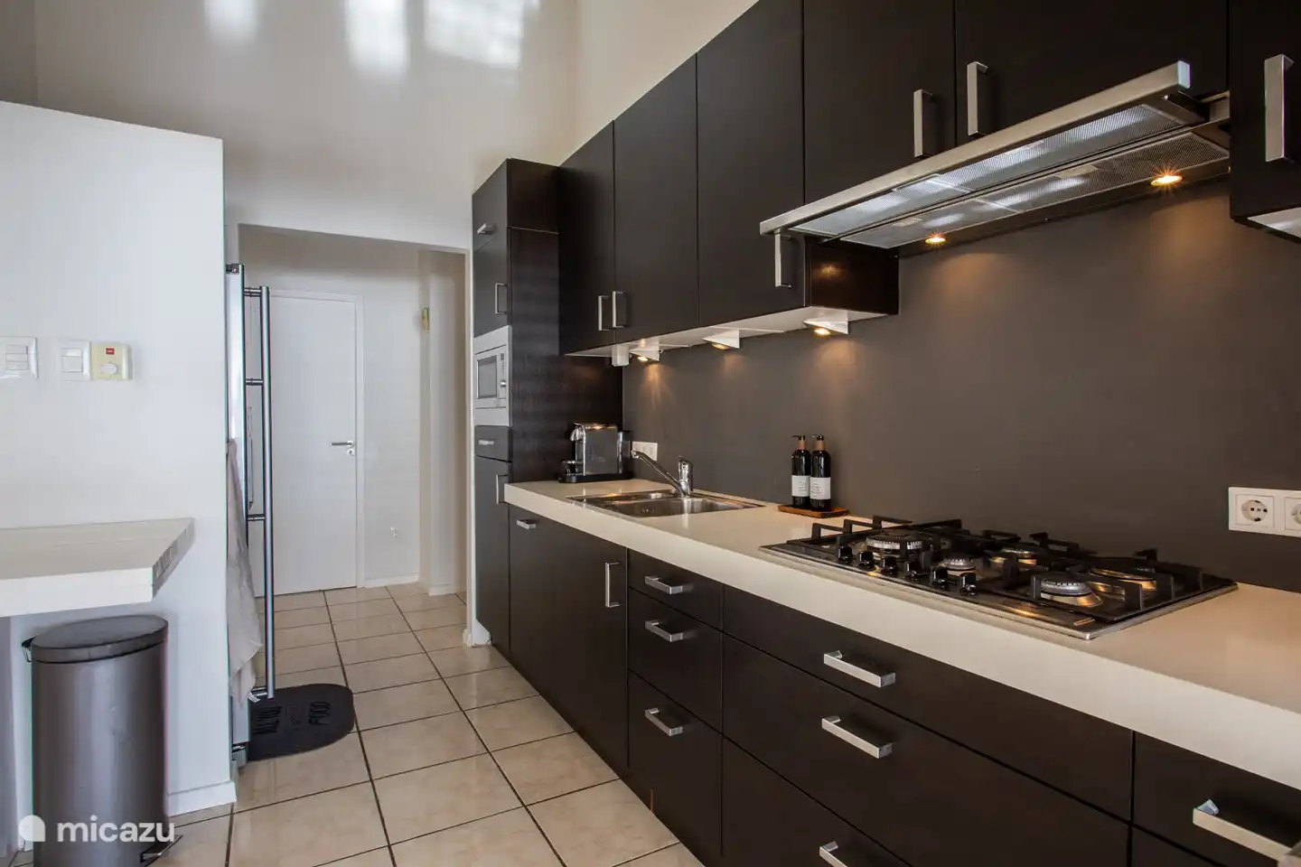 Moderne Küche mit allen modernen Annehmlichkeiten.