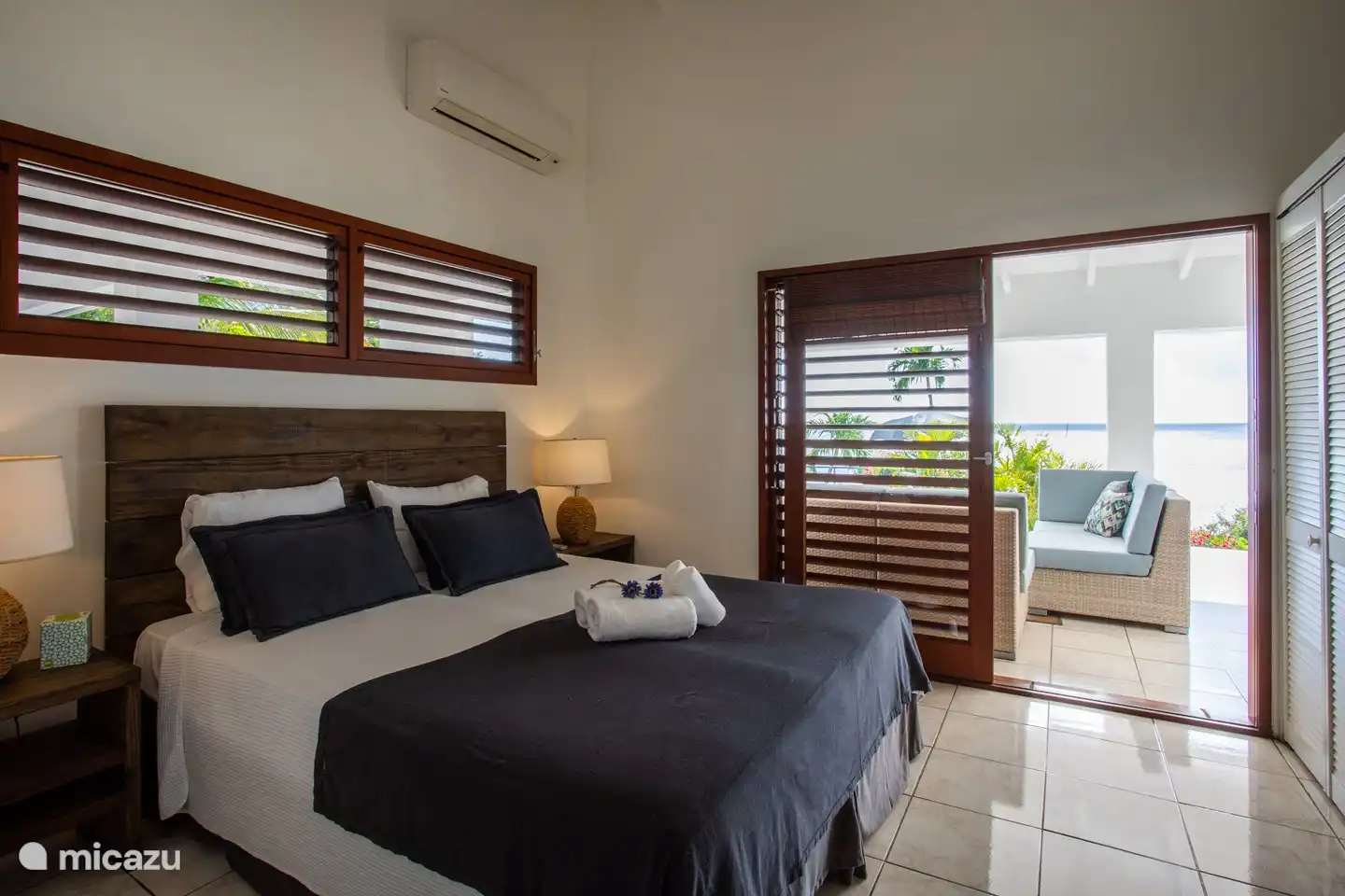Hauptschlafzimmer mit Klimaanlage und Meerblick.