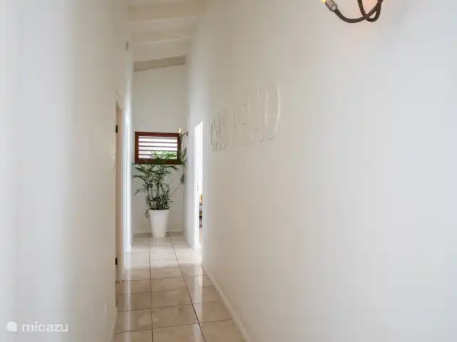 My Sunny Place | Curaçao, Banda Abou (ouest), Cas Abao - villa Couloir où s'ouvrent les 3 chambres.