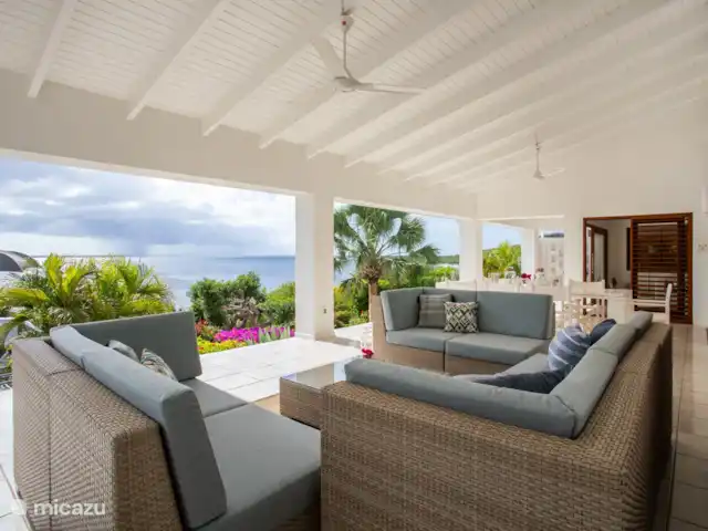 My Sunny Place | Curaçao, Banda Abou (ouest), Cas Abao - villa Grand porche ombragé avec coin salon et salle à manger et vue sur la mer.