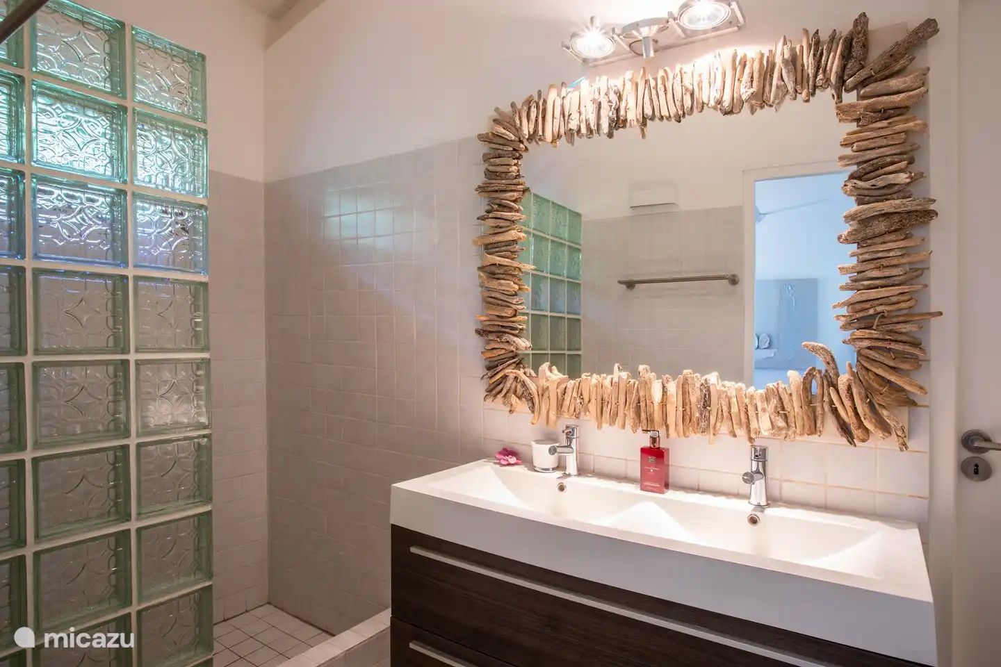 Gemeinschaftsbad von Schlafzimmer 2 und Schlafzimmer 3.