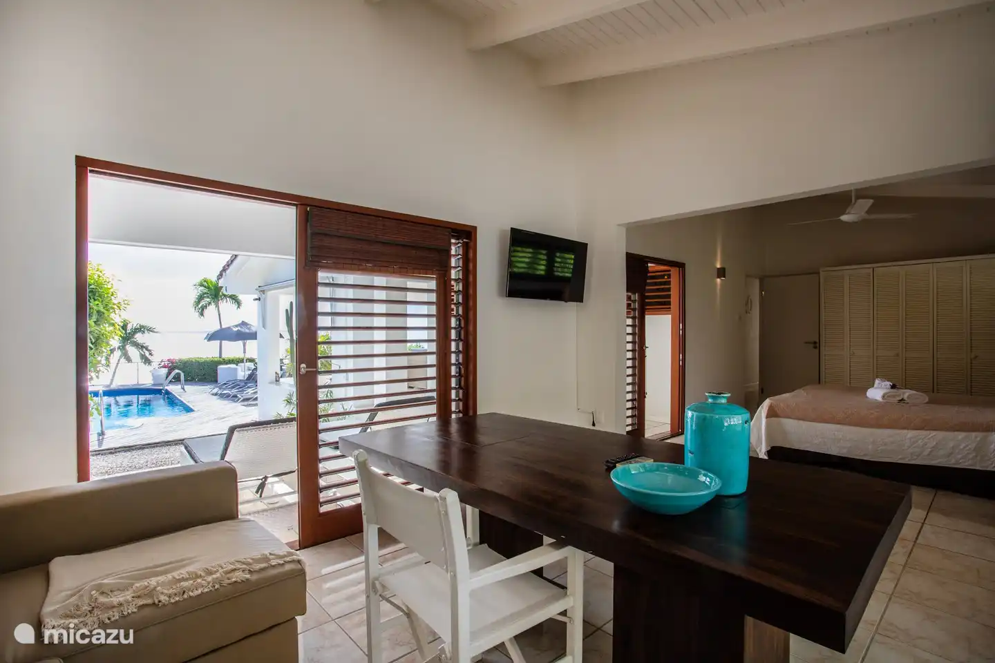 Schlafzimmer 3 mit Klimaanlage und TV-Ecke.