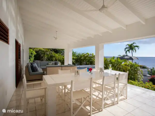 My Sunny Place | Curaçao, Banda Abou (ouest), Cas Abao - villa Grand porche ombragé avec coin salon et salle à manger et vue sur la mer.