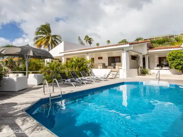 My Sunny Place | Curaçao, Banda Abou (ouest), Cas Abao - villa Piscine et porche à l'arrière de la villa.