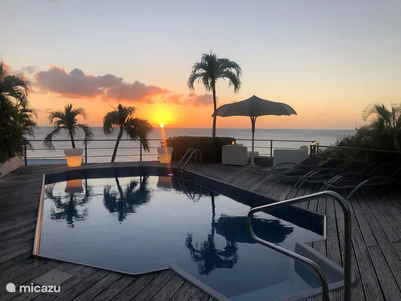 Swimmingpool bei Sonnenuntergang