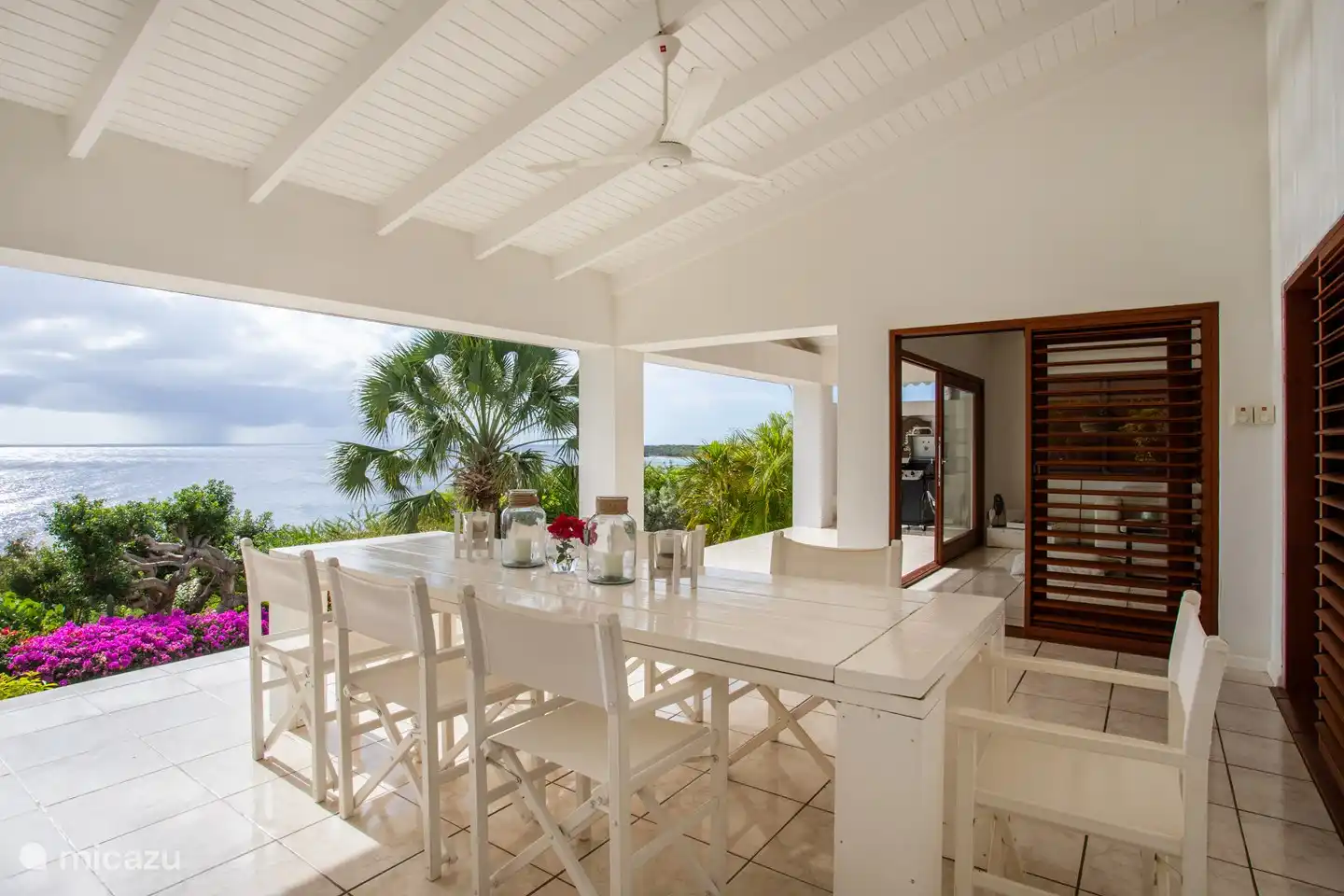 Essbereich auf der hinteren Veranda.