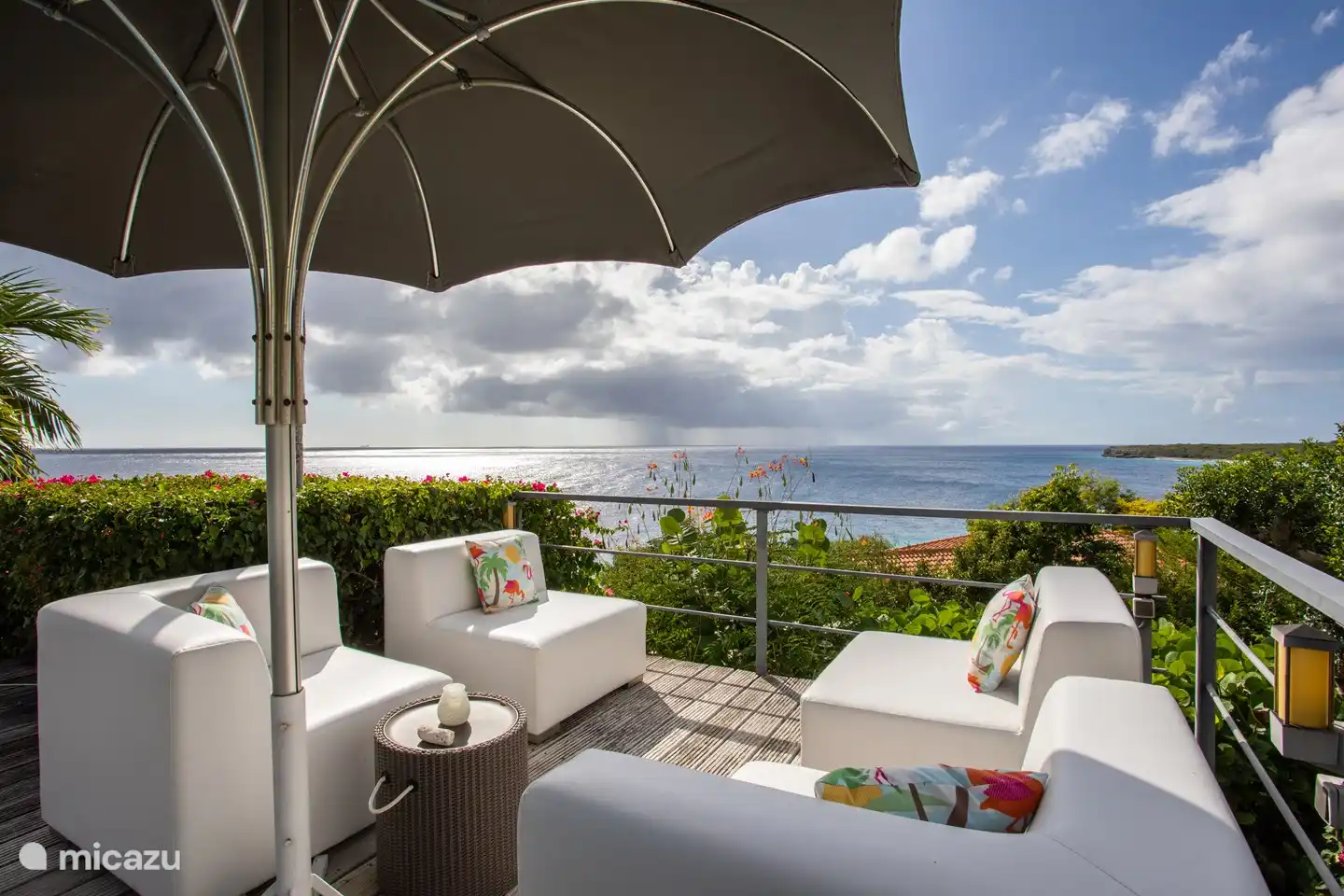 Sitzbereich neben dem Pool.