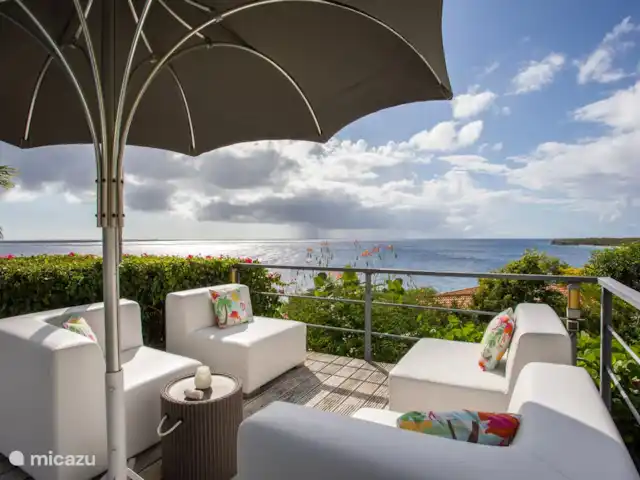 My Sunny Place | Curaçao, Banda Abou (ouest), Cas Abao - villa Coin salon à côté de la piscine.