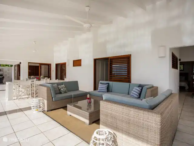My Sunny Place | Curaçao, Banda Abou (ouest), Cas Abao - villa Grand porche ombragé avec coin salon et salle à manger et vue sur la mer.