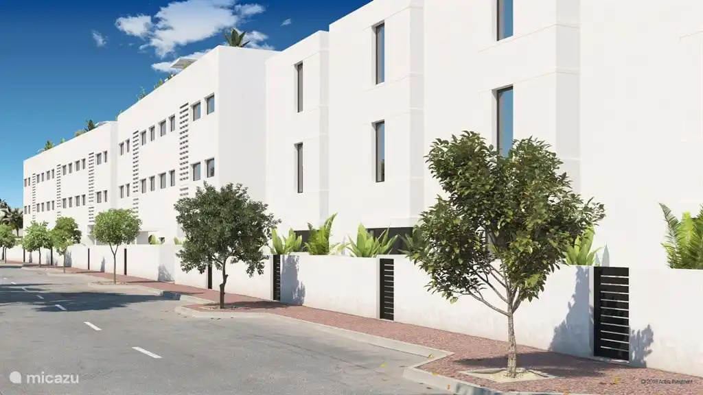 Côté rue avec places de parking gratuites